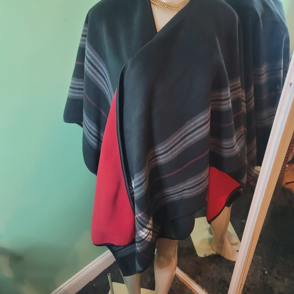 Black and Red " Ike Behar" One size fits all. Reversible Fashion Wrap - Picture 4 of 12